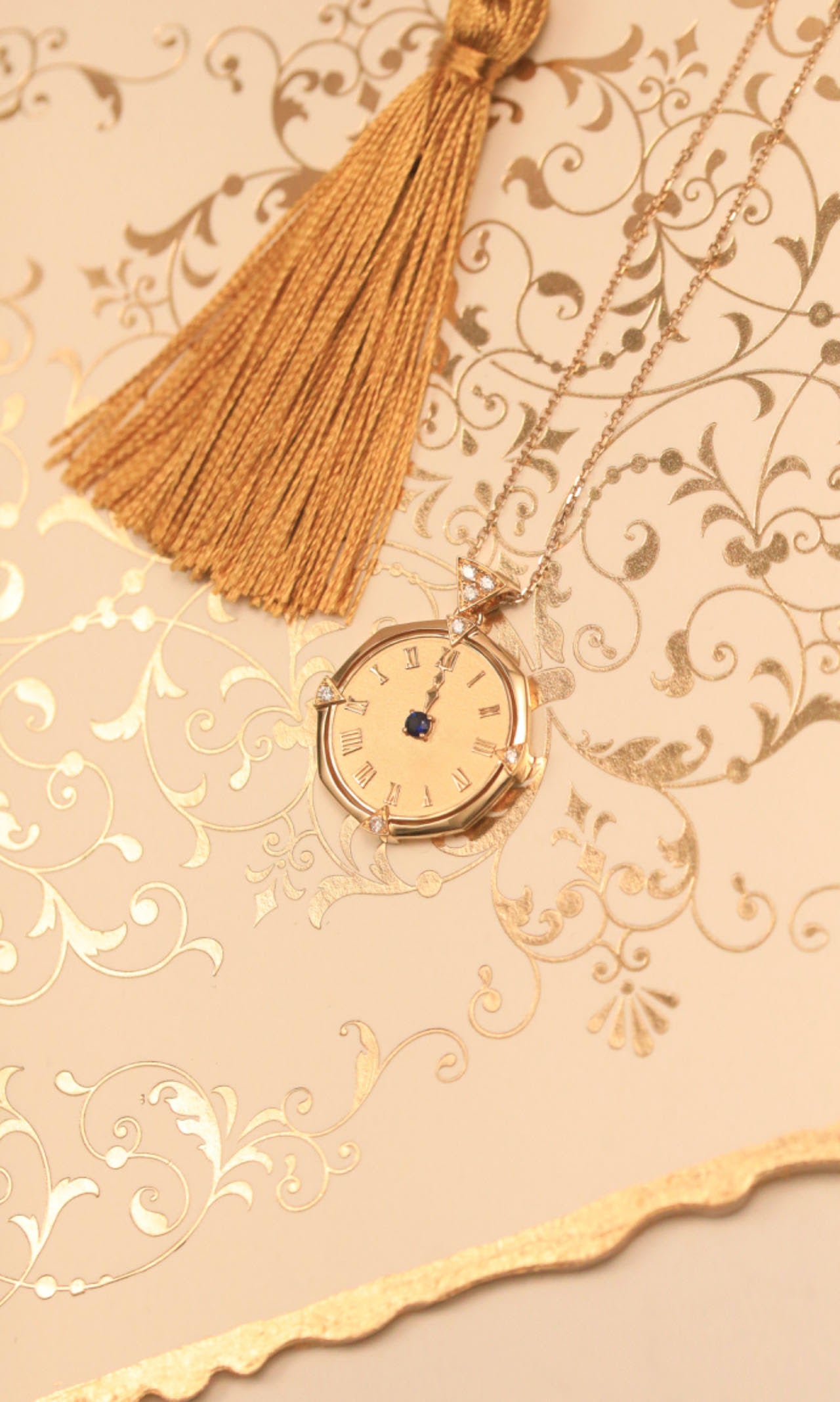 18K gold sapphire pendant